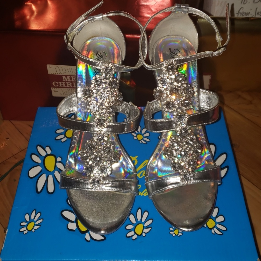 Prom/Pageant 4.5 heels. - Picture 2 of 8